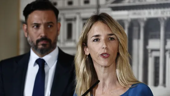 Cayetana Álvarez de Toledo ante los medios Cayetana Álvarez de Toledo ante los medios