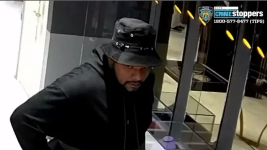 Uno de los ladrones de la joyería Avianne & Co. Uno de los ladrones de la joyería Avianne & Co.