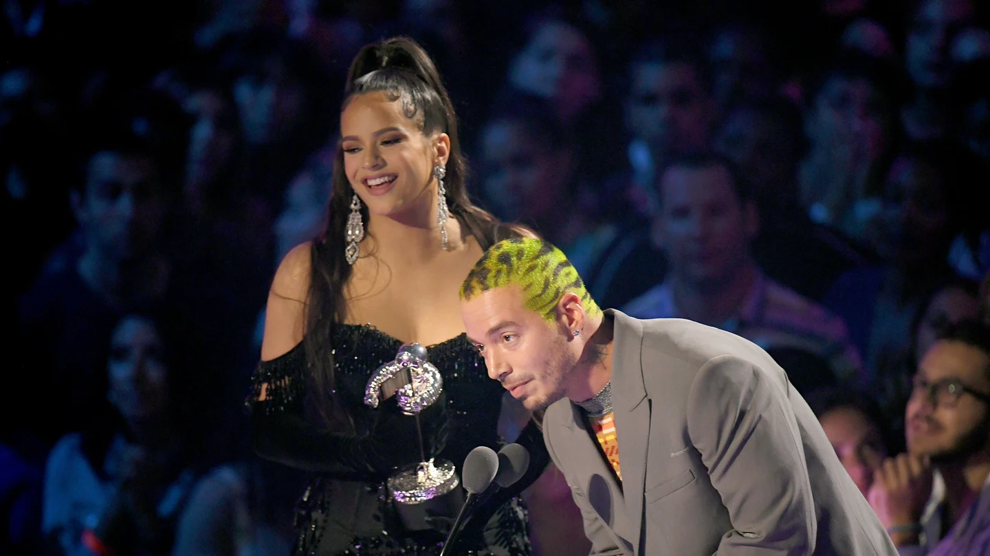 Rosalía y J Balvin recogiendo su premio MTV VMA Rosalía y J Balvin recogiendo su premio MTV VMA