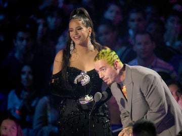 Rosalía y J Balvin recogiendo su premio MTV VMA Rosalía y J Balvin recogiendo su premio MTV VMA