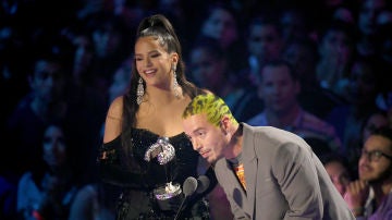 Rosalía y J Balvin recogiendo su premio MTV VMA