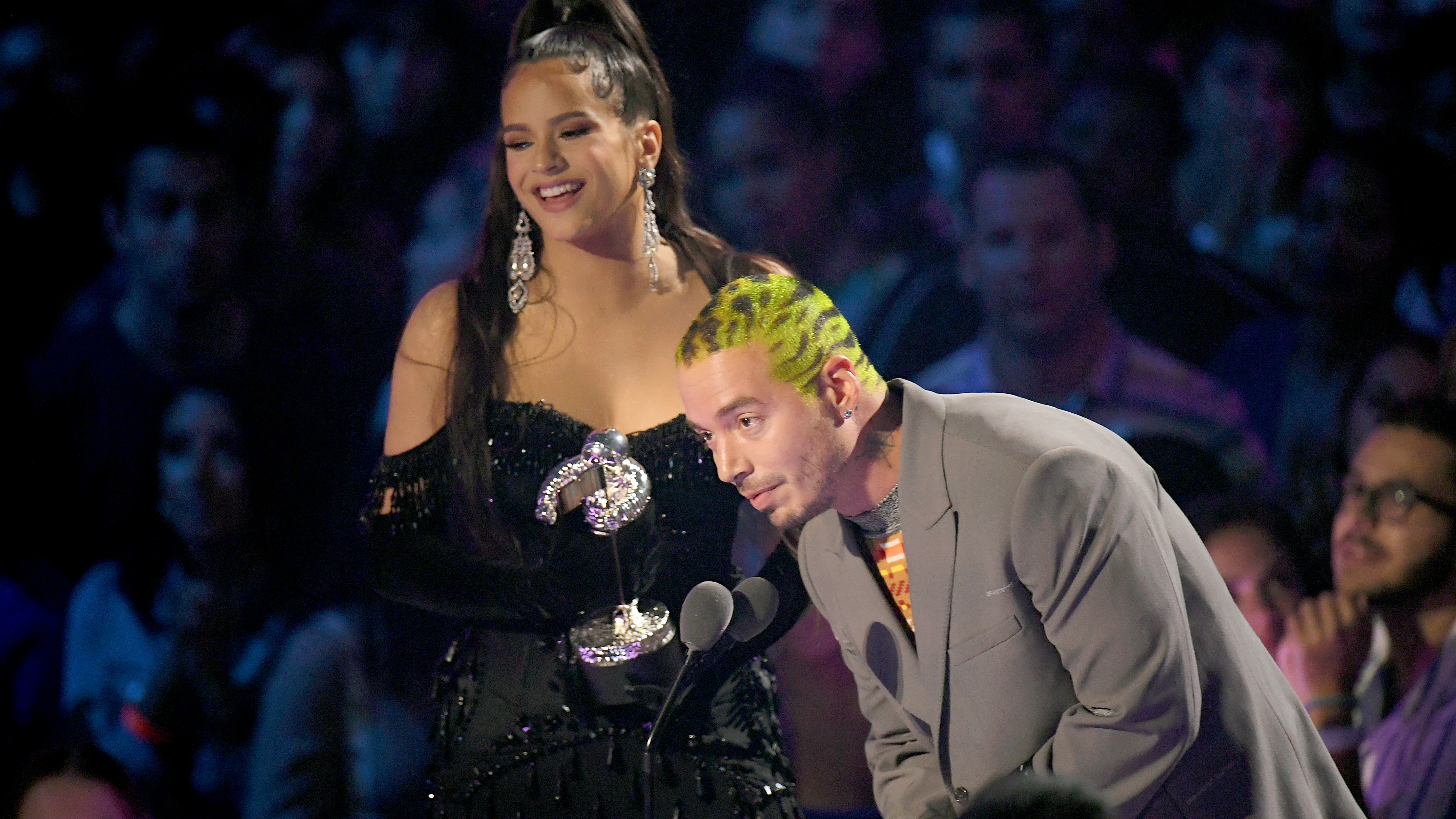 Rosalía y J Balvin recogiendo su premio MTV VMA