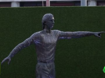 Espectacular: así es la estatua de tres metros de Johan Cruyff en la explanada del Camp Nou Espectacular: así es la estatua de tres metros de Johan Cruyff en la explanada del Camp Nou