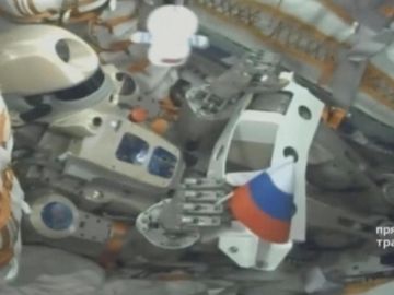 El androide Fiódor en la nave Soyuz MS-14. El androide Fiódor en la nave Soyuz MS-14.