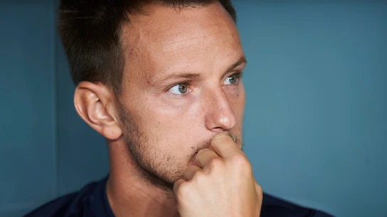 Ivan Rakitic, pensativo en el banquillo del FC Barcelona Ivan Rakitic, pensativo en el banquillo del FC Barcelona