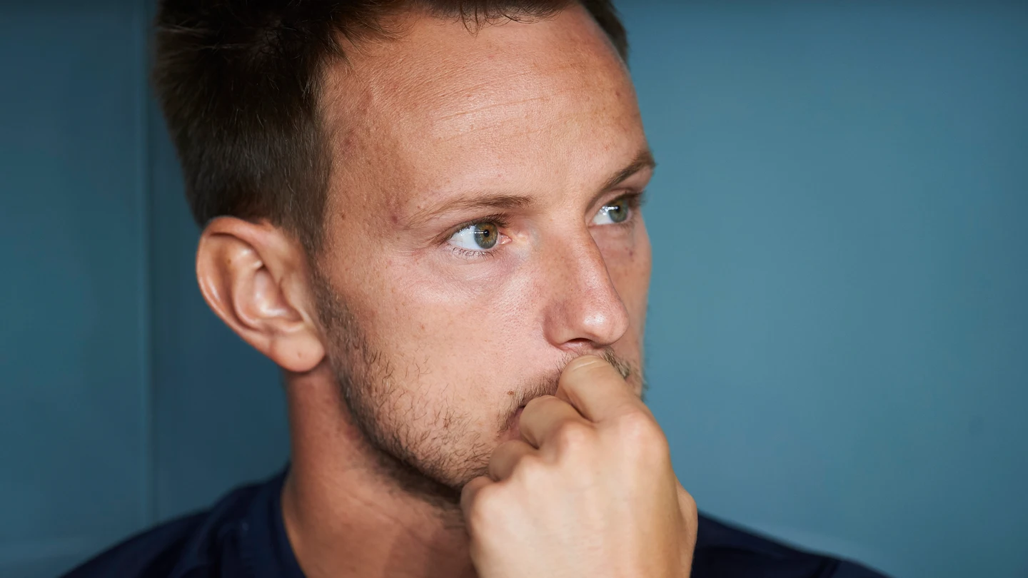 Ivan Rakitic, pensativo en el banquillo del FC Barcelona Ivan Rakitic, pensativo en el banquillo del FC Barcelona