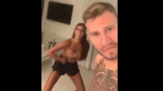 Bendtner graba a su novia bailando desnuda Bendtner graba a su novia bailando desnuda