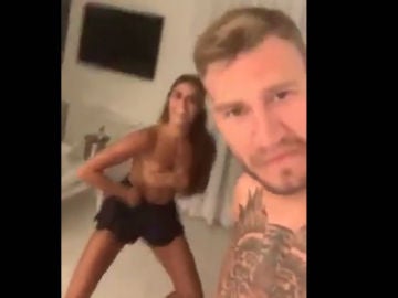 Bendtner graba a su novia bailando desnuda