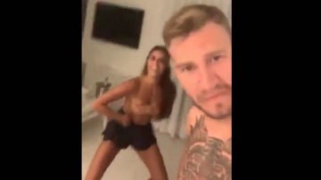Bendtner graba a su novia bailando desnuda