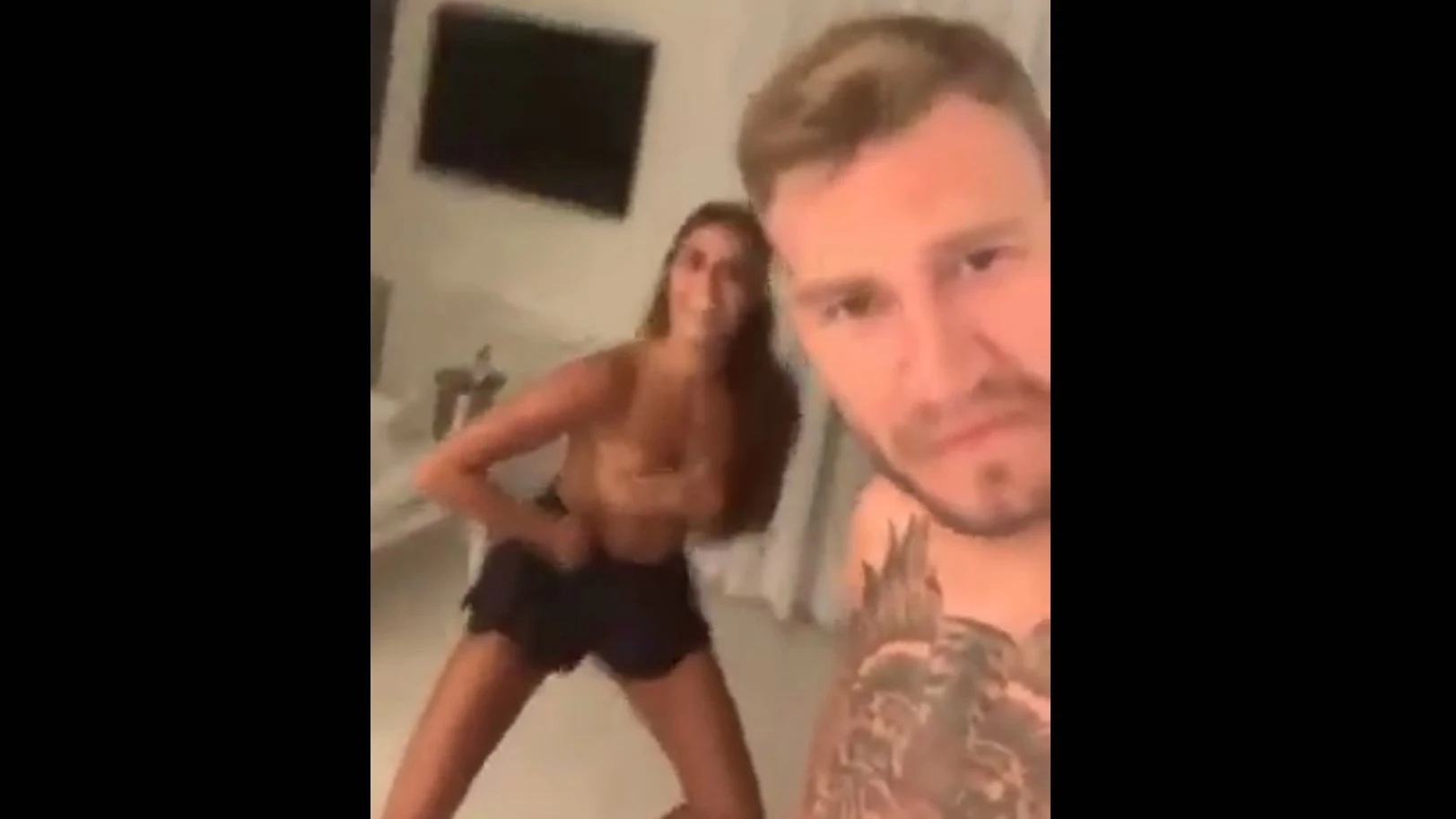 Bendtner graba a su novia bailando desnuda