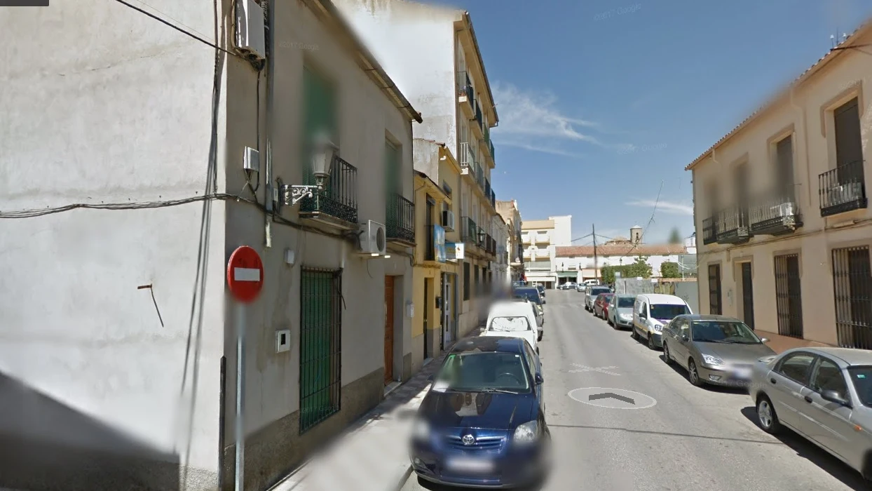 Calle donde está la casa en la que han encontrado dos cadáveres en La Carolina