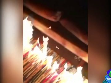 Prender fuego alrededor de su cama: una de las bromas de un chico a su compañero de piso Prender fuego alrededor de su cama: una de las bromas de un chico a su compañero de piso