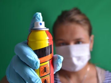 Mujer preparada para usar un insecticida