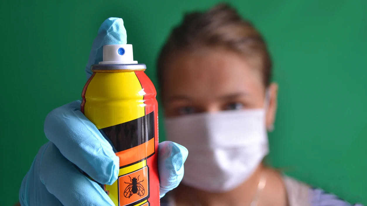 Mujer preparada para usar un insecticida Mujer preparada para usar un insecticida