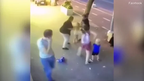 Una mujer apuñala a un niño de tres años en la cara e intenta agredir a otro segundos después Una mujer apuñala a un niño de tres años en la cara e intenta agredir a otro segundos después