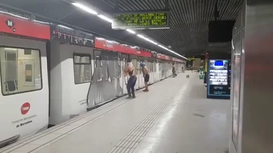 Las imágenes del ataque vandálico de un grupo de grafiteros en el metro de Barcelona Las imágenes del ataque vandálico de un grupo de grafiteros en el metro de Barcelona
