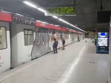 Las imágenes del ataque vandálico de un grupo de grafiteros en el metro de Barcelona