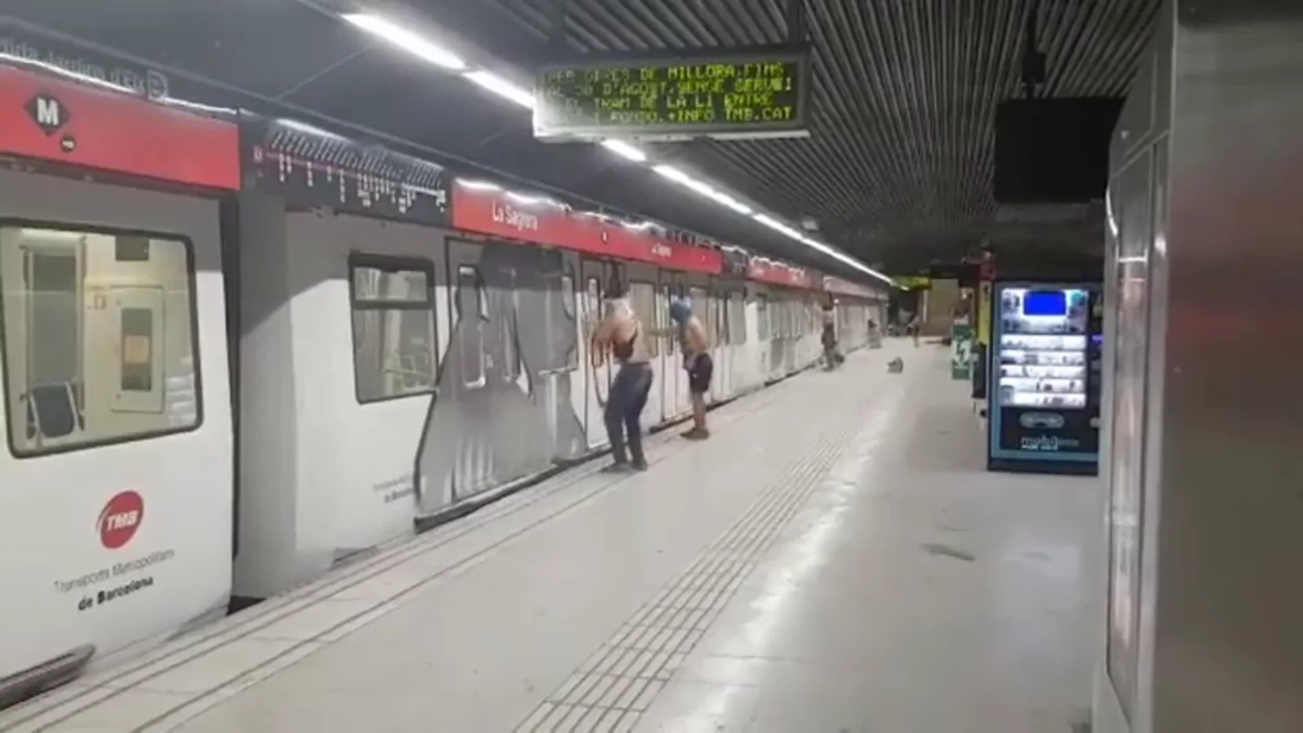 Las imágenes del ataque vandálico de un grupo de grafiteros en el metro de Barcelona