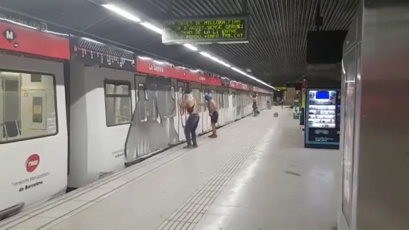 Las imágenes del ataque vandálico de un grupo de grafiteros en el metro de Barcelona