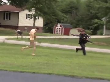 Un joven asesina a su hermana, su madre y su sobrino de un año y huye desnudo Un joven asesina a su hermana, su madre y su sobrino de un año y huye desnudo