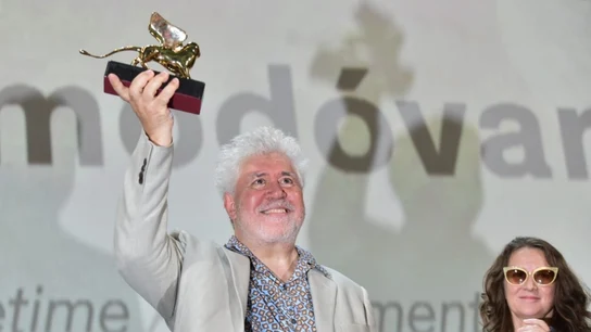 Pedro Almodóvar sostiene su León de Oro en Venecia La presidenta del jurado, la cineasta Lucrecia Martel, se lo ha entregado antes de una proyección de 'Mujeres al borde de un ataque de nervios'