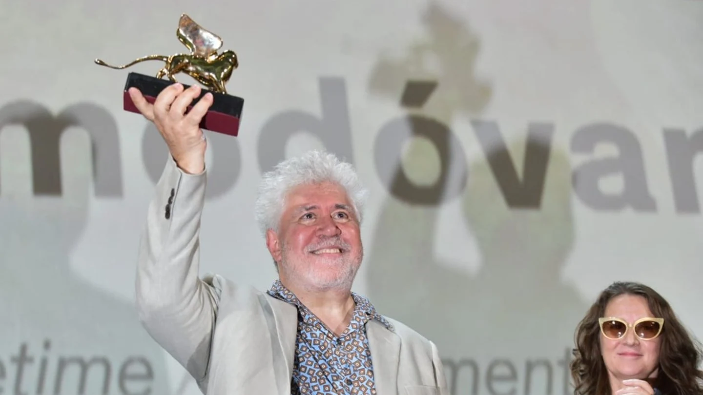 Pedro Almodóvar sostiene su León de Oro en Venecia La presidenta del jurado, la cineasta Lucrecia Martel, se lo ha entregado antes de una proyección de 'Mujeres al borde de un ataque de nervios'