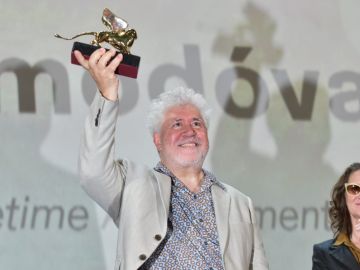 Pedro Almodóvar sostiene su León de Oro en Venecia Pedro Almodóvar sostiene su León de Oro en Venecia