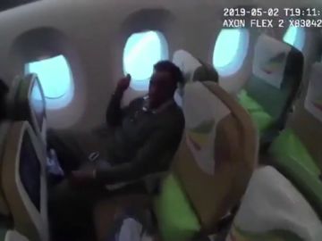 La Policía detiene a un pederasta en un avión a punto de fugarse a Etiopía La Policía detiene a un pederasta en un avión a punto de fugarse a Etiopía