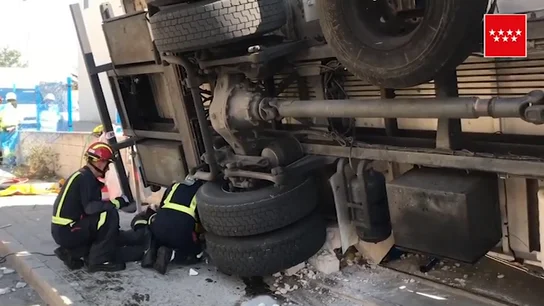 En estado grave un hombre tras quedar aplastado por el camión que estaba descargando en Madrid En estado grave un hombre tras quedar aplastado por el camión que estaba descargando en Madrid