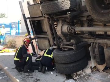 En estado grave un hombre tras quedar aplastado por el camión que estaba descargando en Madrid En estado grave un hombre tras quedar aplastado por el camión que estaba descargando en Madrid