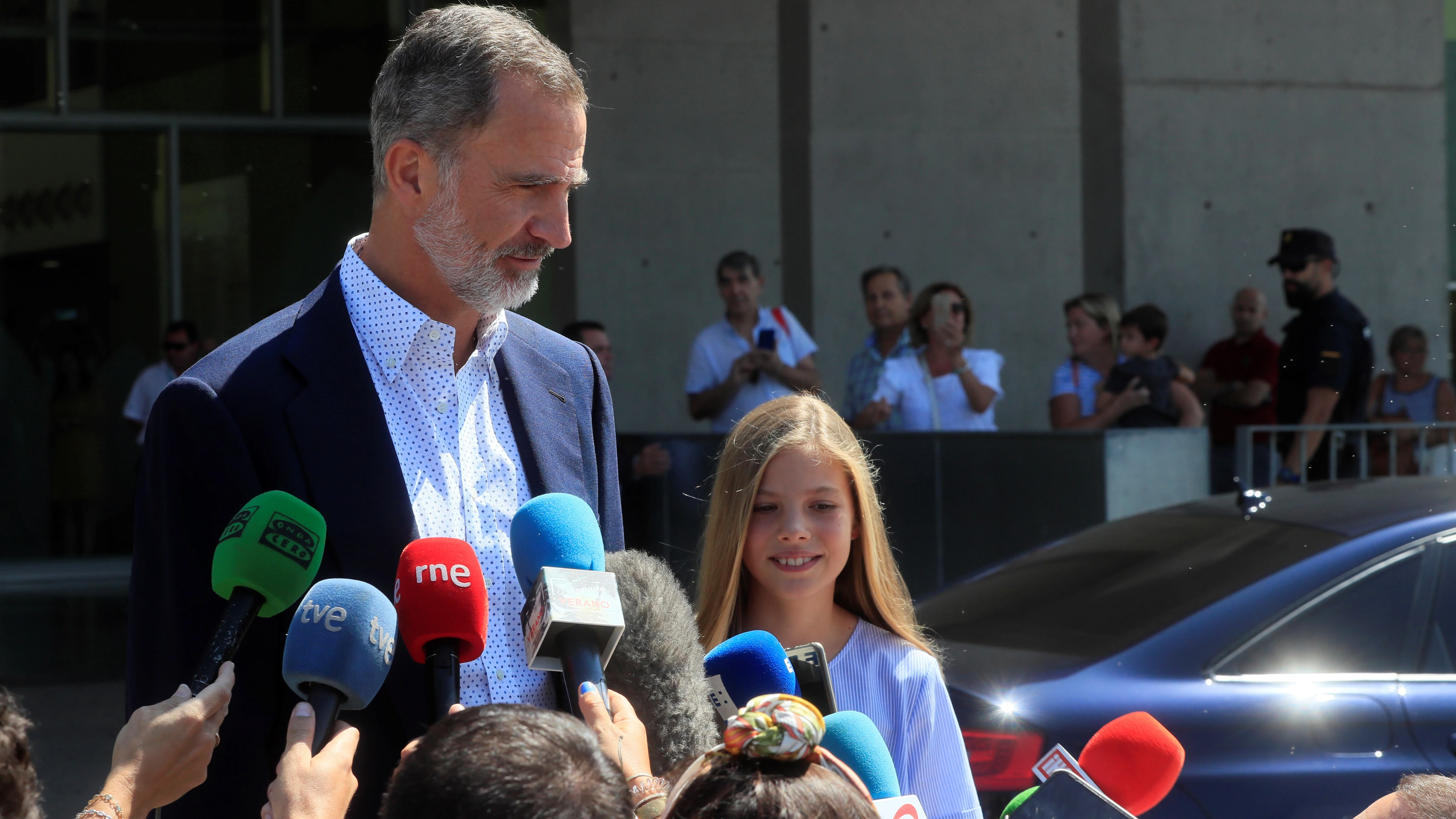 El rey Felipe VI, acompañado de su hija la infanta Sofía, en del Hospital Quirón Salud