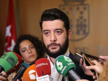 César Zafra ante los medios César Zafra ante los medios
