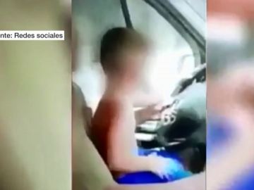 Investigan a unos padres tras difundir un vídeo de su hijo menor conduciendo y sin conductor Investigan a unos padres tras difundir un vídeo de su hijo menor conduciendo y sin conductor