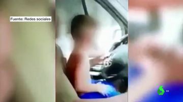 Investigan a unos padres tras difundir un vídeo de su hijo menor conduciendo y sin conductor