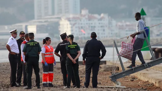 Los 15 migrantes recogidos en Italia por el Audaz llegan a San Roque (Cádiz) Los 15 migrantes recogidos en Italia por el Audaz llegan a San Roque (Cádiz)
