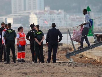 Los 15 migrantes recogidos en Italia por el Audaz llegan a San Roque (Cádiz) Los 15 migrantes recogidos en Italia por el Audaz llegan a San Roque (Cádiz)