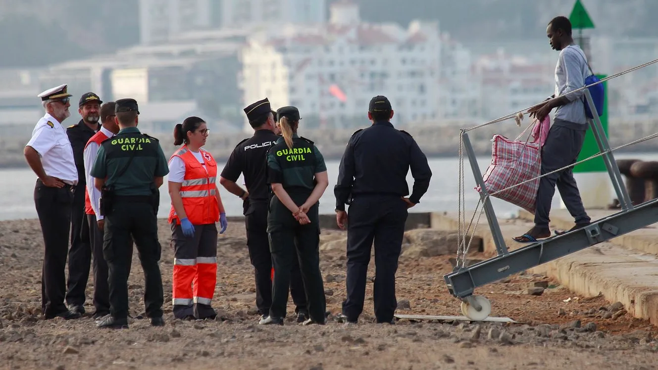 Los 15 migrantes recogidos en Italia por el Audaz llegan a San Roque (Cádiz)