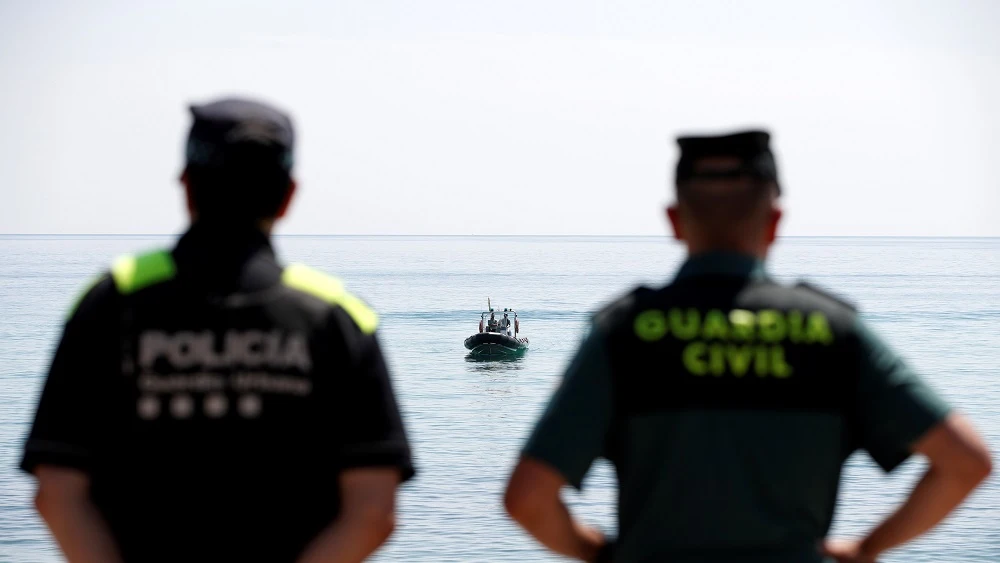 Policía y Guardia Civil en la Barceloneta.