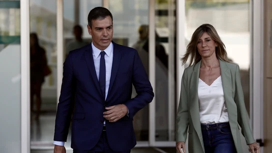 Pedro Sánchez y su mujer Begoña Gómez visitan al rey Pedro Sánchez y su mujer Begoña Gómez visitan al rey