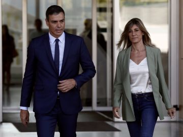 Pedro Sánchez y su mujer Begoña Gómez visitan al rey Pedro Sánchez y su mujer Begoña Gómez visitan al rey