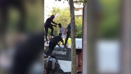 La espectacular detenci&oacute;n de un hombre subido a una furgoneta que increpaba a los viandantes en Barcelona