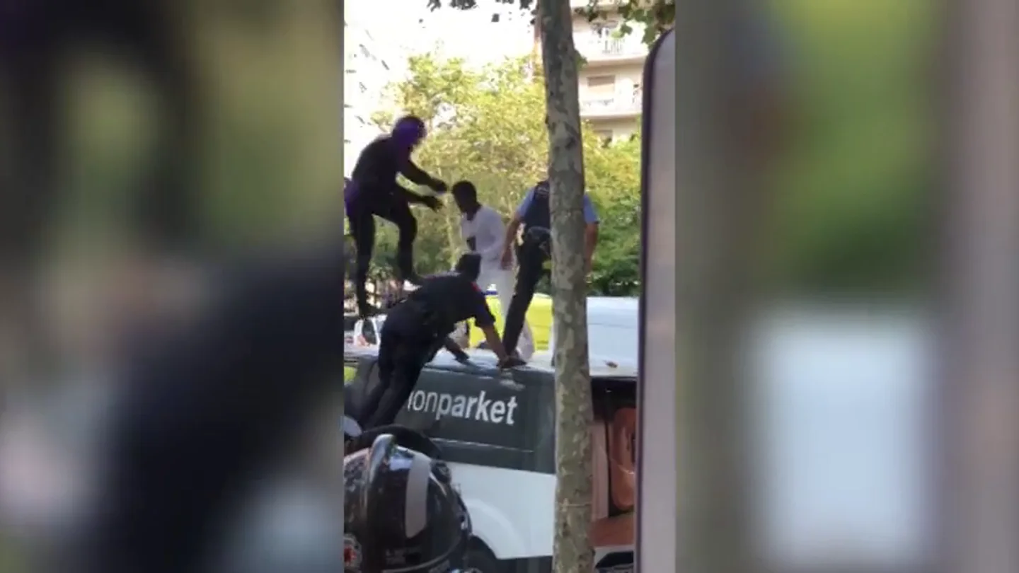 La espectacular detención de un hombre subido a una furgoneta que increpaba a los viandantes en Barcelona La espectacular detención de un hombre subido a una furgoneta que increpaba a los viandantes en Barcelona