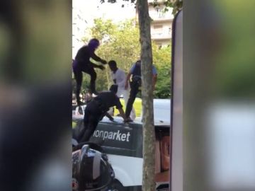 La espectacular detención de un hombre subido a una furgoneta que increpaba a los viandantes en Barcelona La espectacular detención de un hombre subido a una furgoneta que increpaba a los viandantes en Barcelona