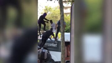 La espectacular detención de un hombre subido a una furgoneta que increpaba a los viandantes en Barcelona