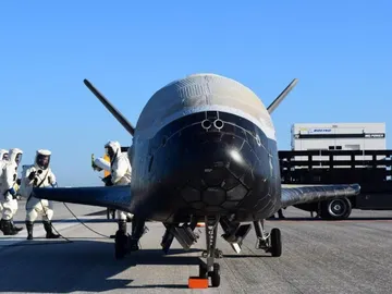 Uno de los vehículos de prueba orbital modelo X-37B tras su aterrizaje. Uno de los vehículos de prueba orbital modelo X-37B tras su aterrizaje.