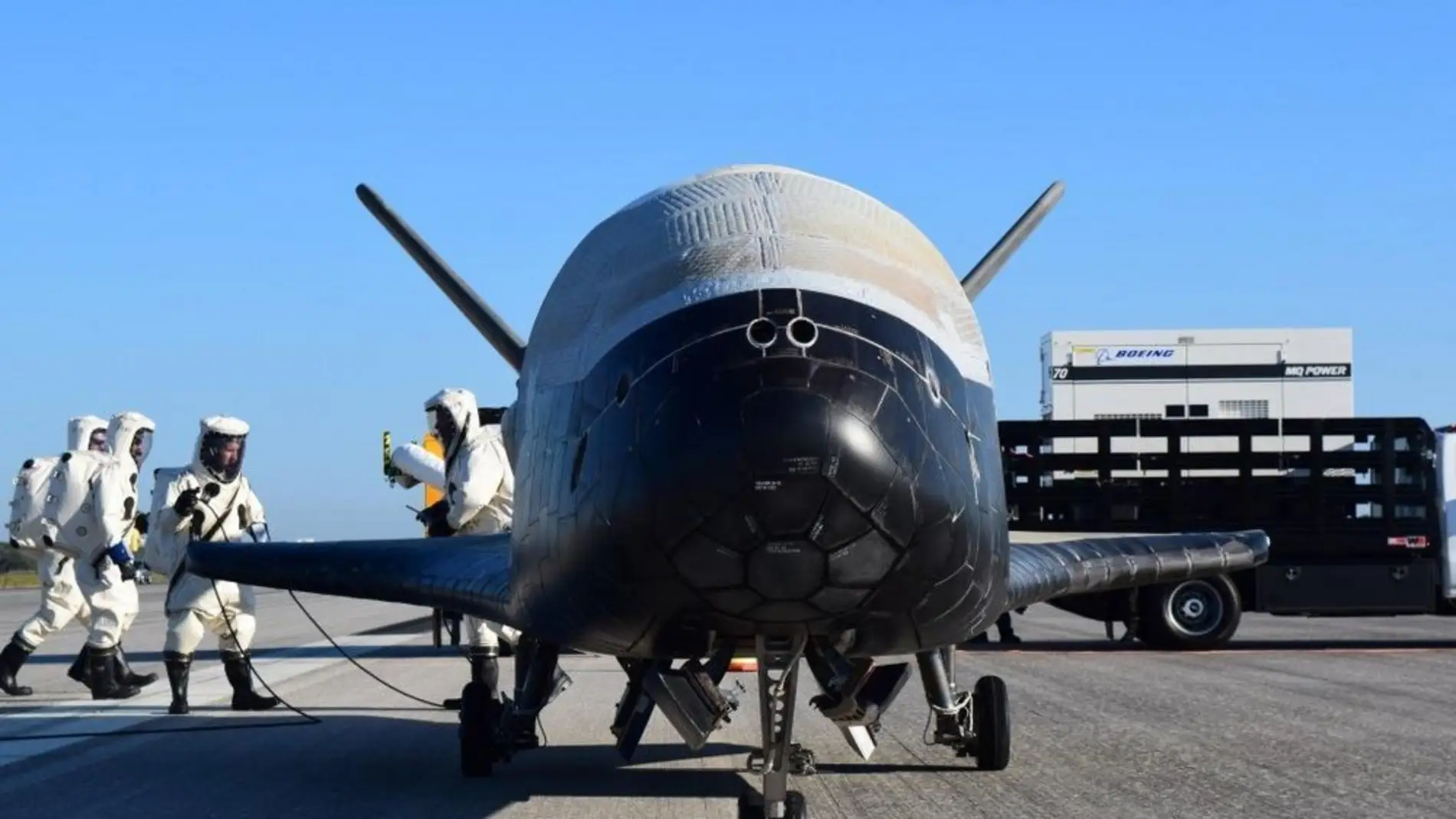 Uno de los vehículos de prueba orbital modelo X-37B tras su aterrizaje. 