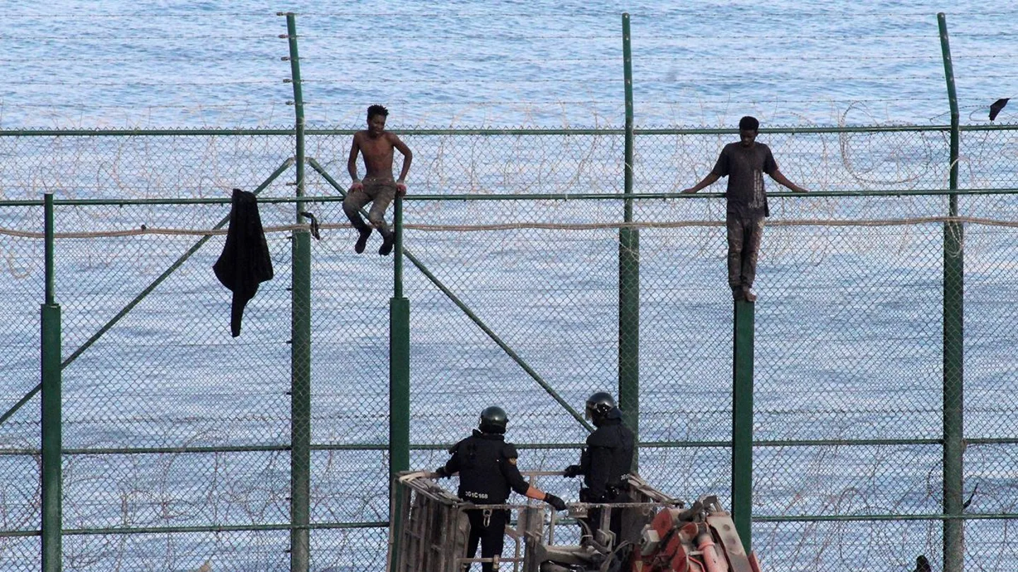 Dos inmigrantes subsaharianos permanecen en la valla fronteriza de Ceuta Dos inmigrantes subsaharianos permanecen en la valla fronteriza de Ceuta