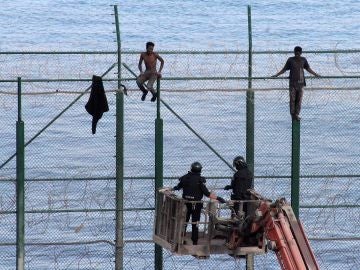 Dos inmigrantes subsaharianos permanecen en la valla fronteriza de Ceuta Dos inmigrantes subsaharianos permanecen en la valla fronteriza de Ceuta