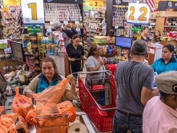 Personas comprando provisiones ante la llegada del huracán Dorian Personas comprando provisiones ante la llegada del huracán Dorian