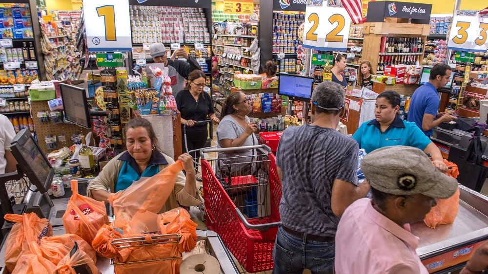 Personas comprando provisiones ante la llegada del huracán Dorian.